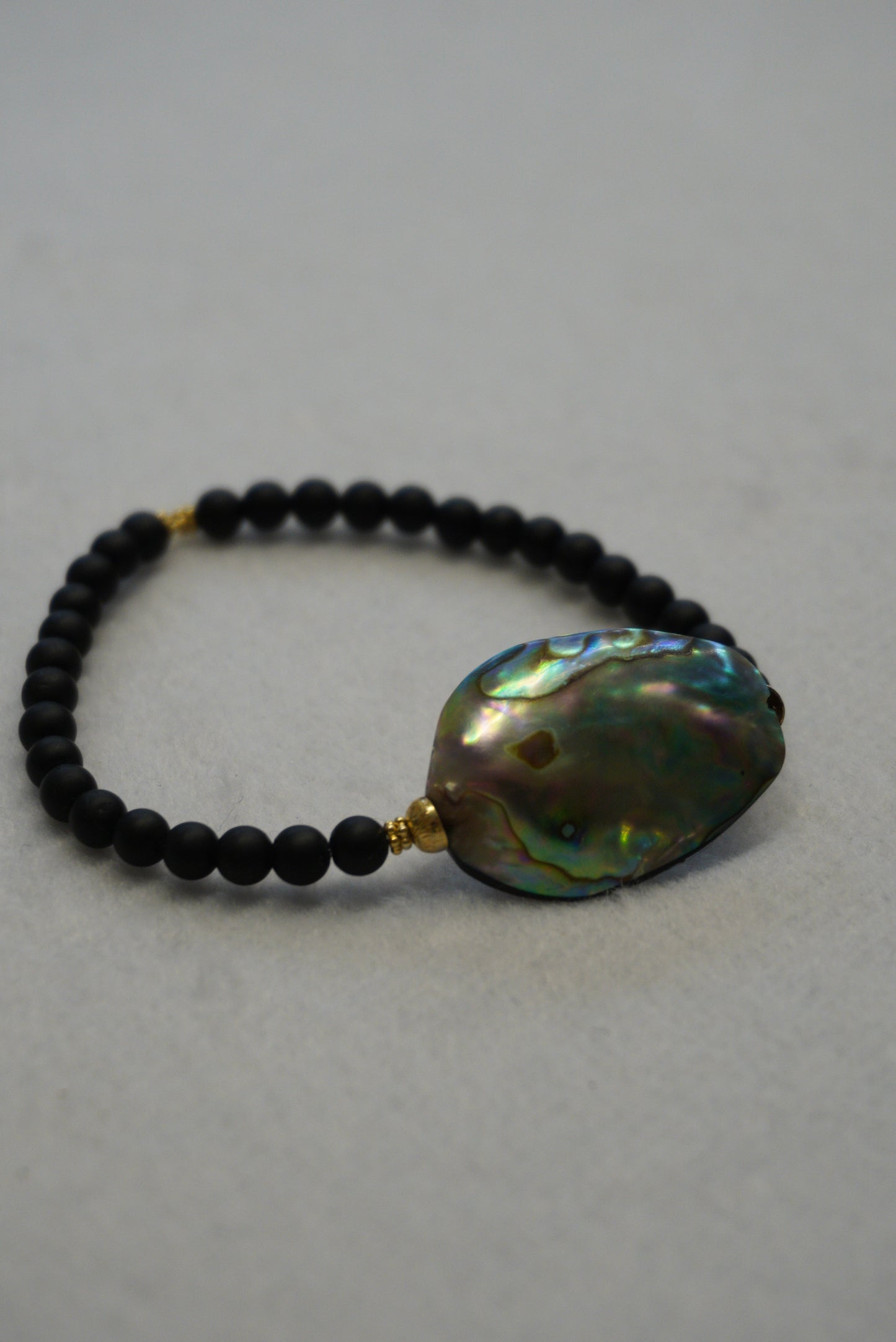 Bransoletka, muszla Abalone, czarny turmalin
