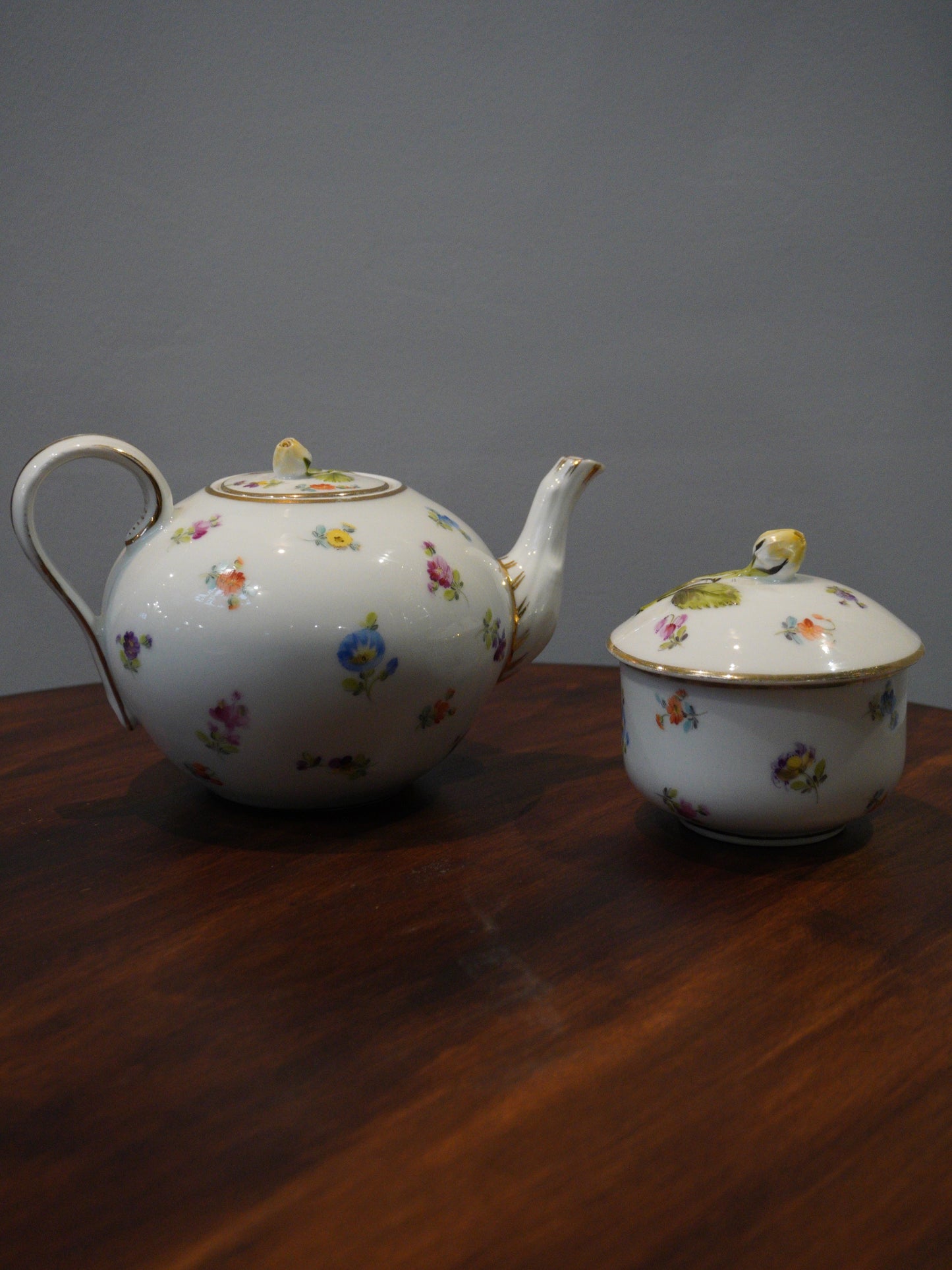 Porcelain tea pot