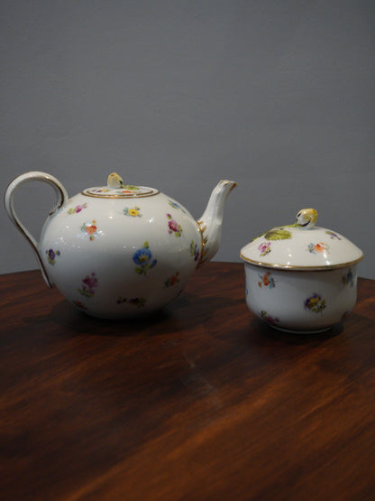 Porcelain tea pot