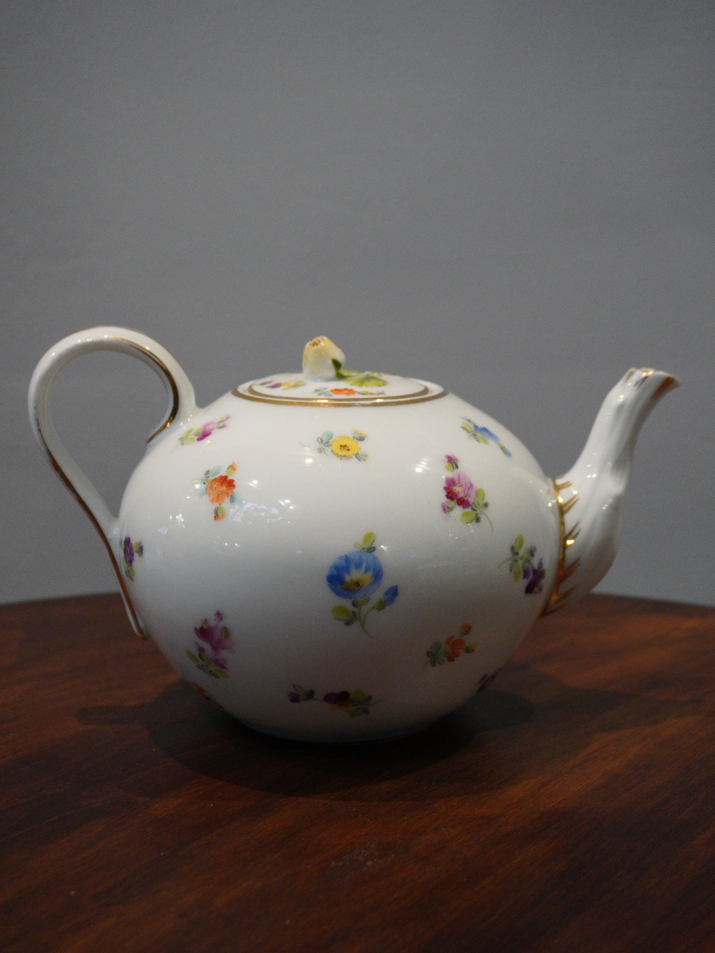 Porcelain tea pot