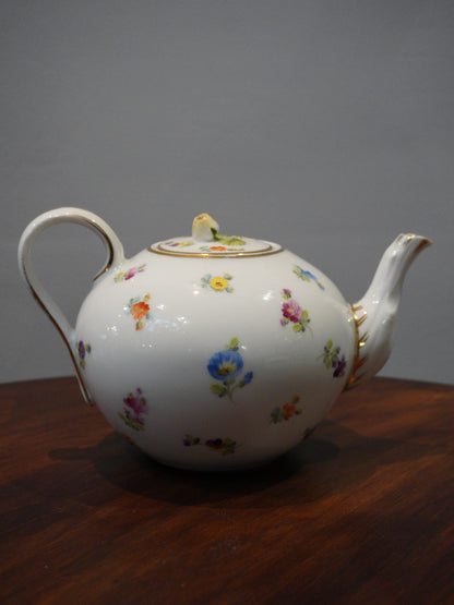 Porcelain tea pot