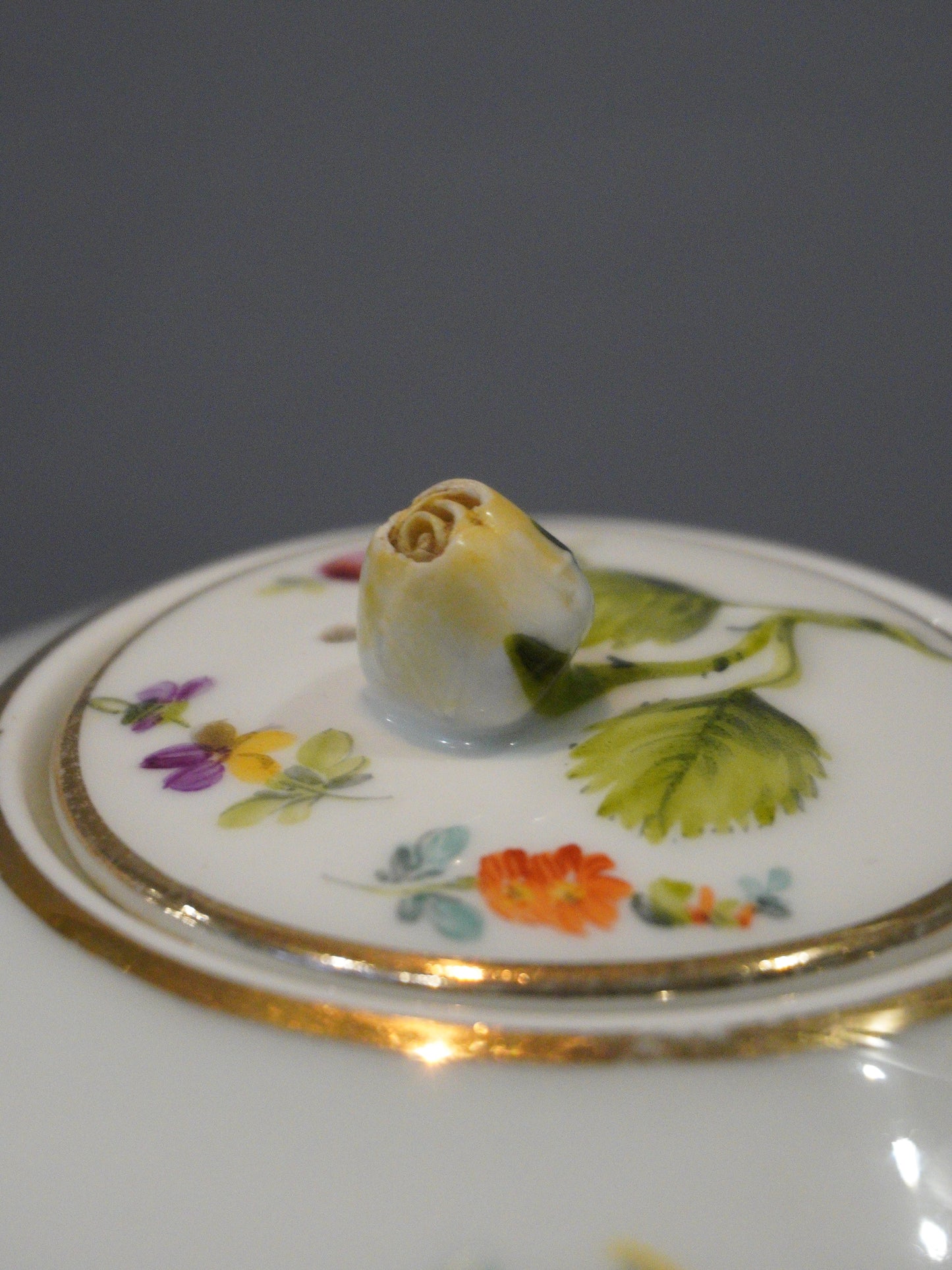 Porcelain tea pot