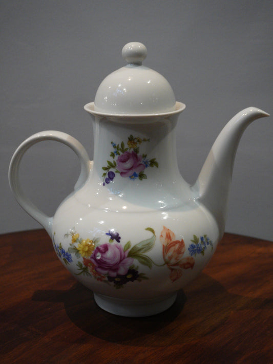 Dzbanek porcelanowy, sygnowany