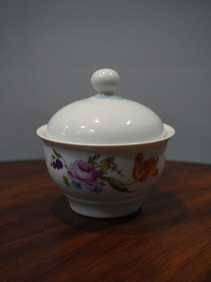 Cukiernica porcelanowa, sygnowana