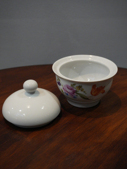 Cukiernica porcelanowa, sygnowana