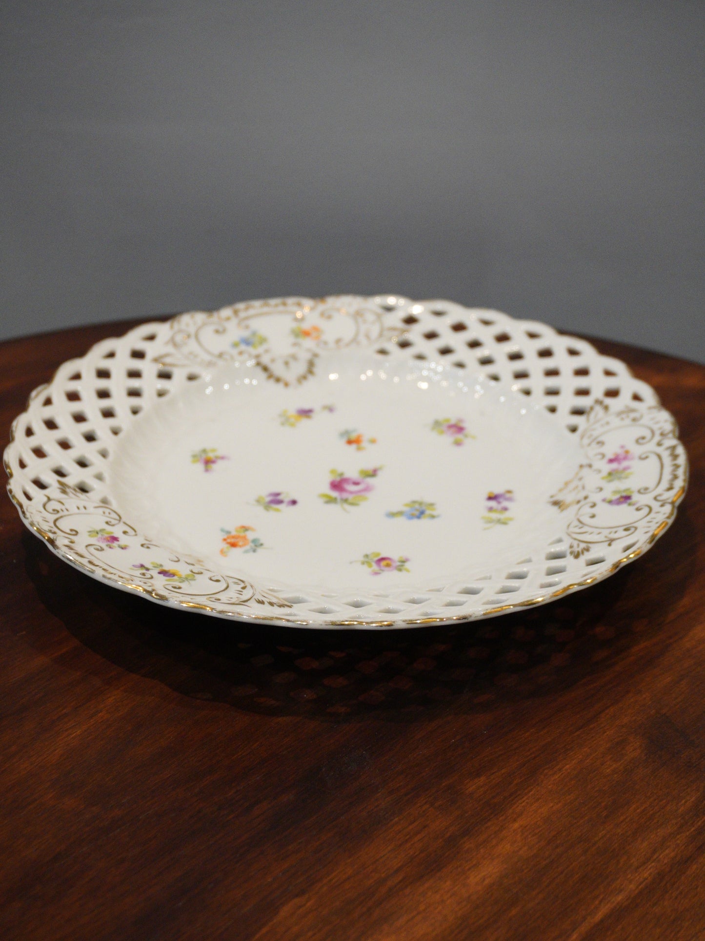 Talerz ażurowy, porcelanowy, sygnowany