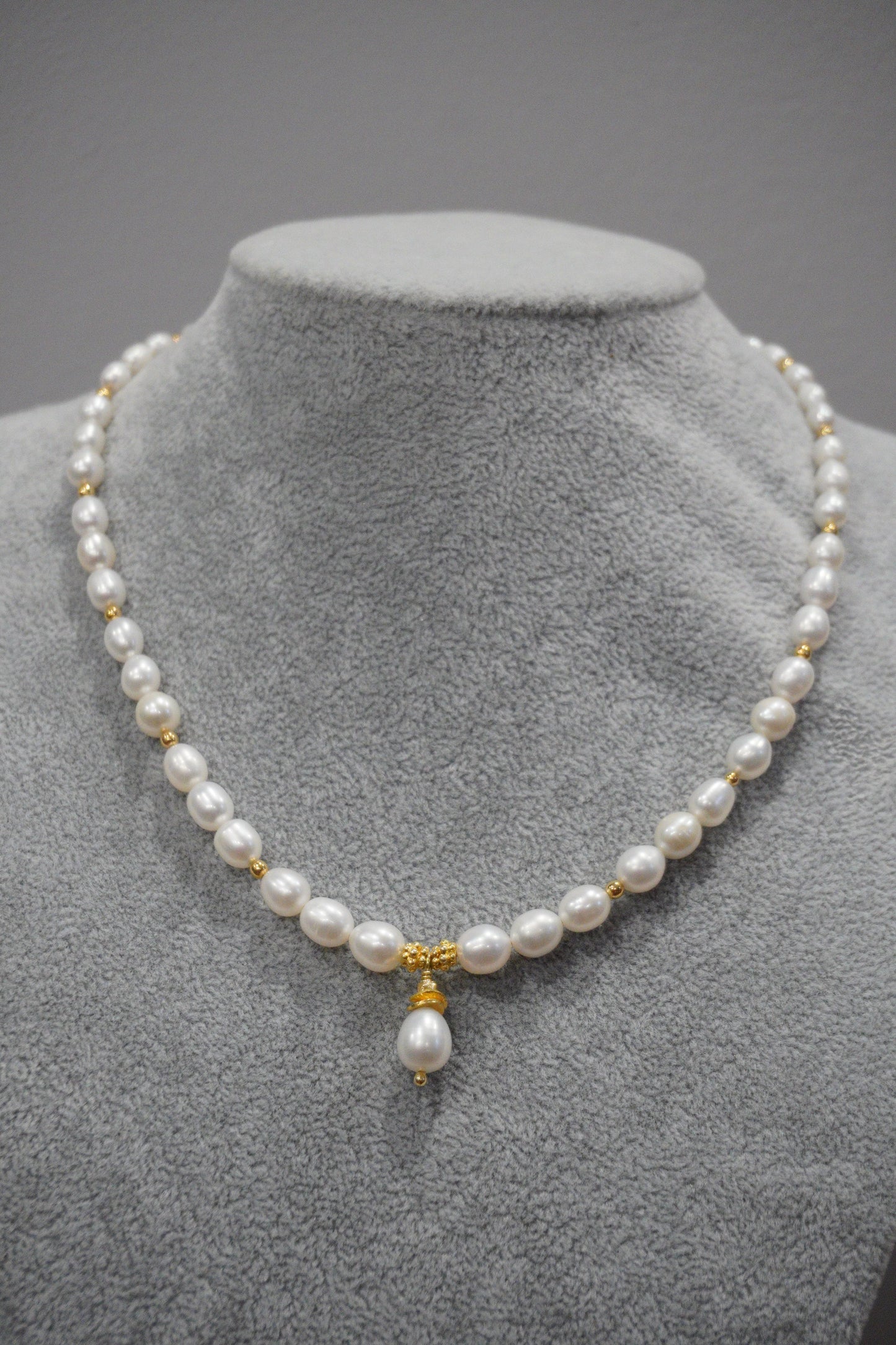 Naszyjnik z pereł hodowlanych z zawieszką, srebro pozłacane