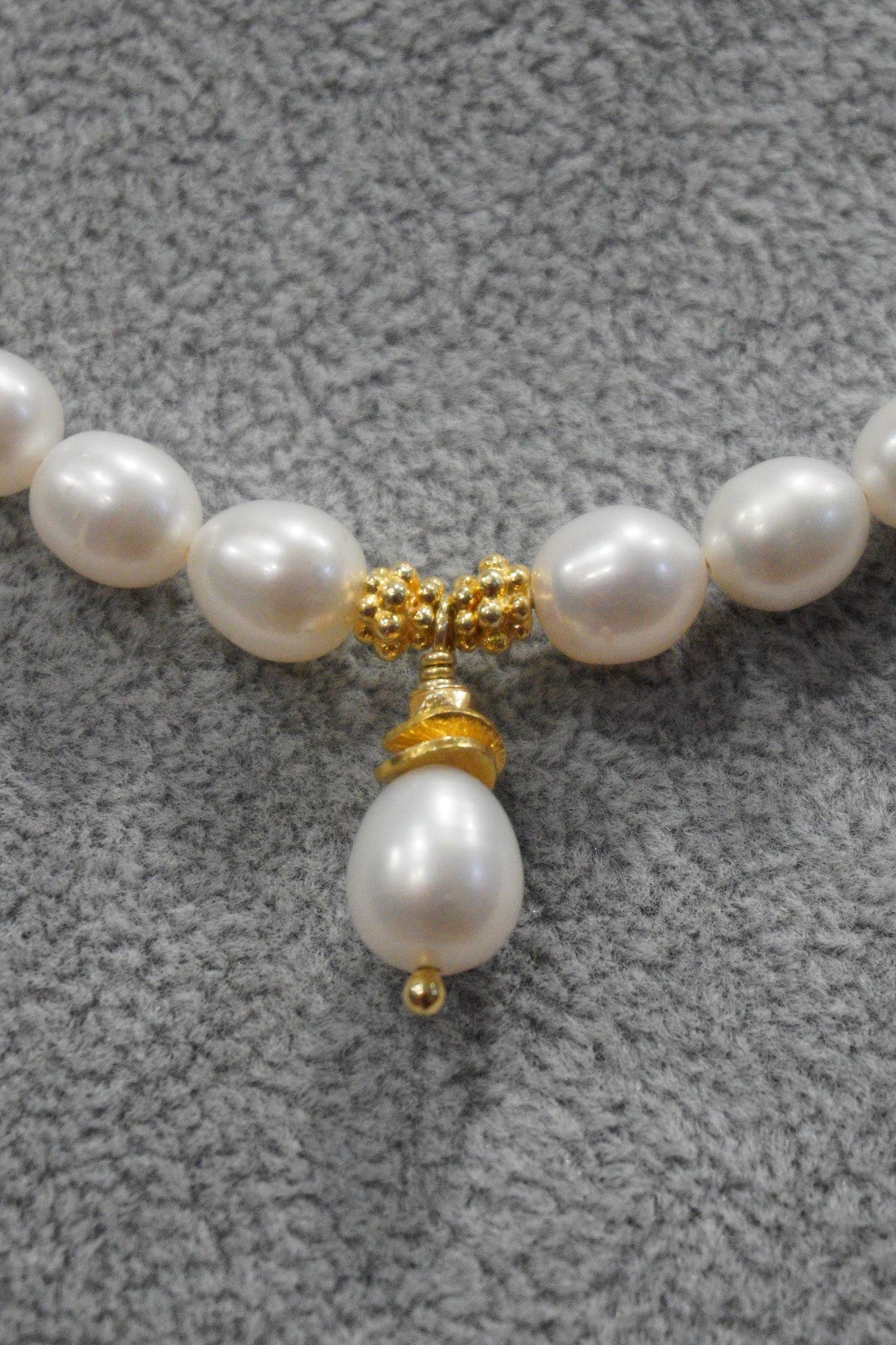 Naszyjnik z pereł hodowlanych z zawieszką, srebro pozłacane