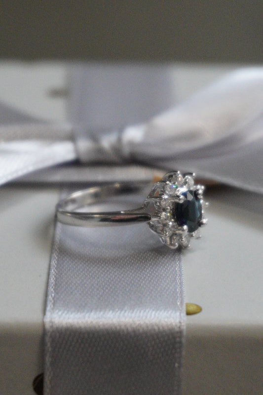 Pierścionek białe złoto pr. 585, szafir, cyrkonia