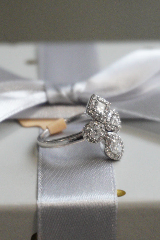 Pierścionek białe złoto pr. 750, diamenty