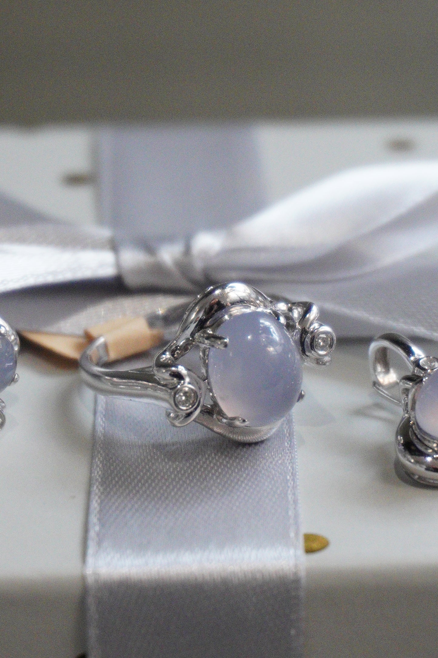 Pierścionek, kolczyki, zawieszka - komplet białe złoto pr. 585, kamień księżycowy