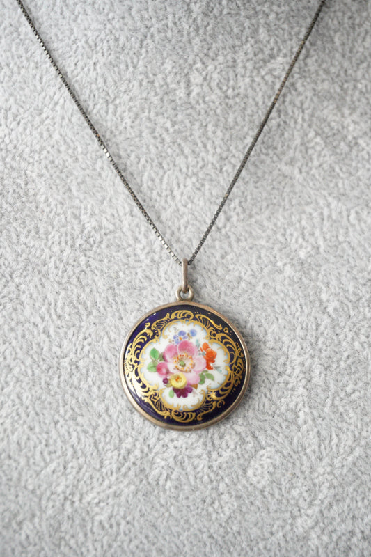 Naszyjnik, zawieszka Miśnia, sygnowana