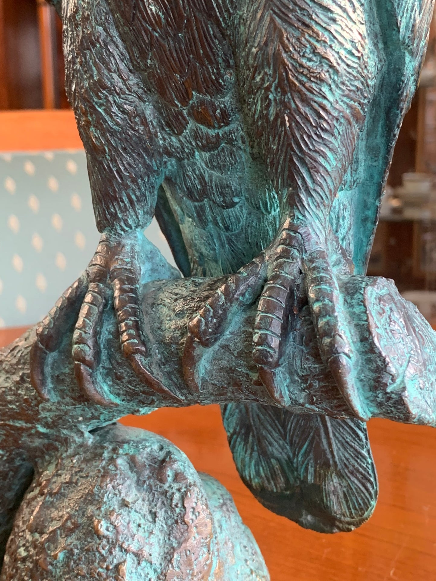 Rzeźba sokoła z brązu, patyna, sygnowana