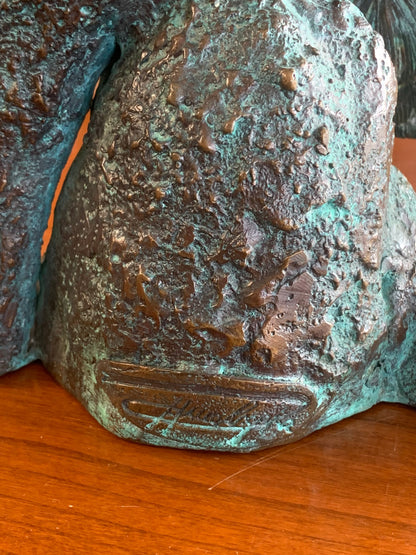 Rzeźba sokoła z brązu, patyna, sygnowana