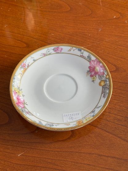 Filiżanka ze spodkiem, porcelana, złocona, wzór kwiatowy