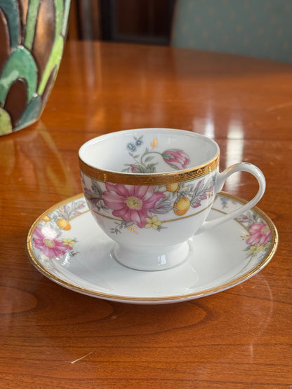 Filiżanka ze spodkiem, porcelana, złocona, wzór kwiatowy