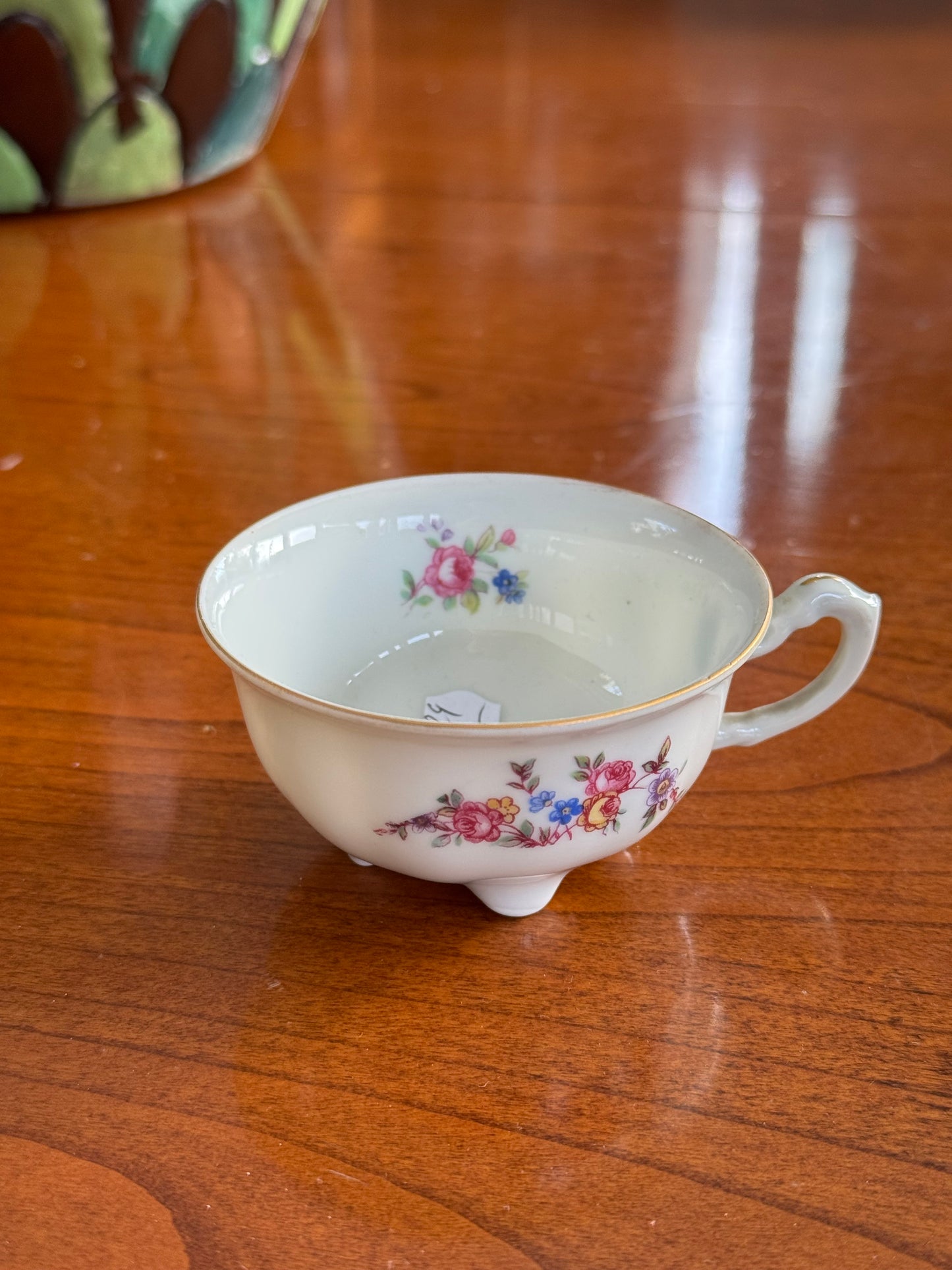 Filiżanka porcelanowa, złocona, zdobiona