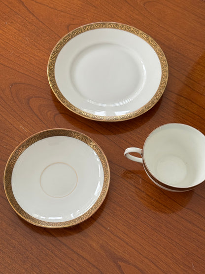 Filiżanka ze spodkiem i talerzykiem, porcelana, złocona