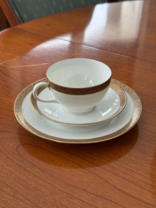 Filiżanka ze spodkiem i talerzykiem, porcelana, złocona